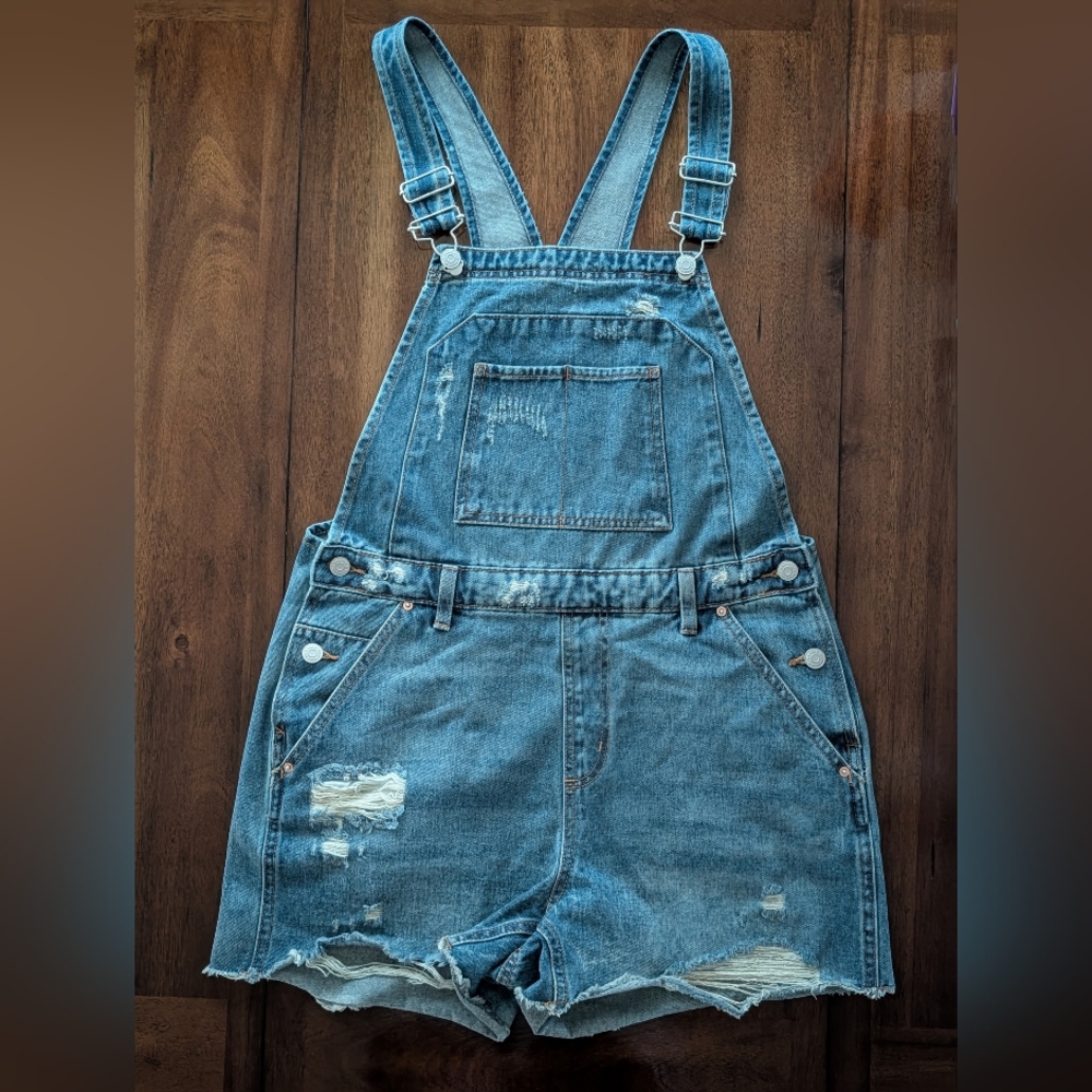 WILD FABLE. DISTRESSED. DENIM. OVERALL SHORTS.